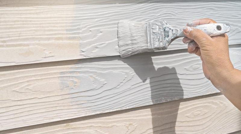 Jak wykonać malowanie drewnianego domku