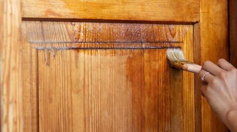 Odnawianie drzwi w stylu vintage wood – techniki i wskazówki od Yana Ciesli